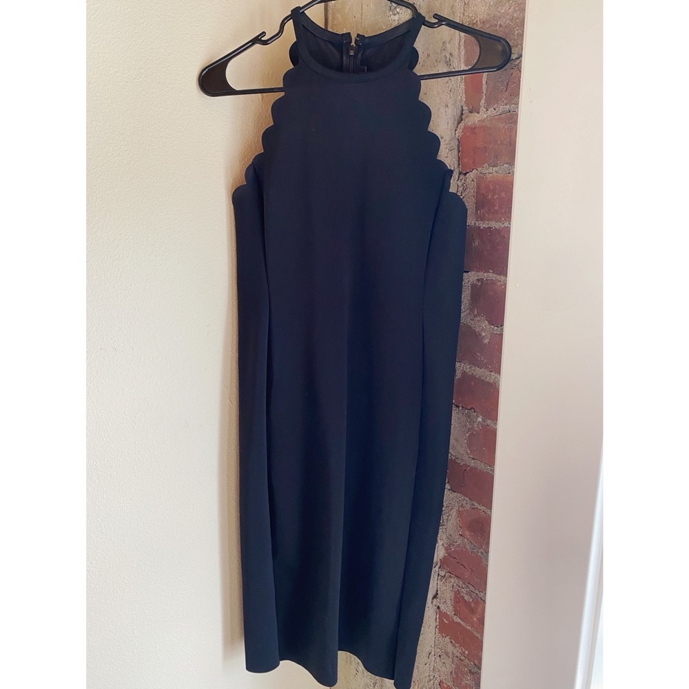 Banana Republic Size 4 Black Scalloped Dress